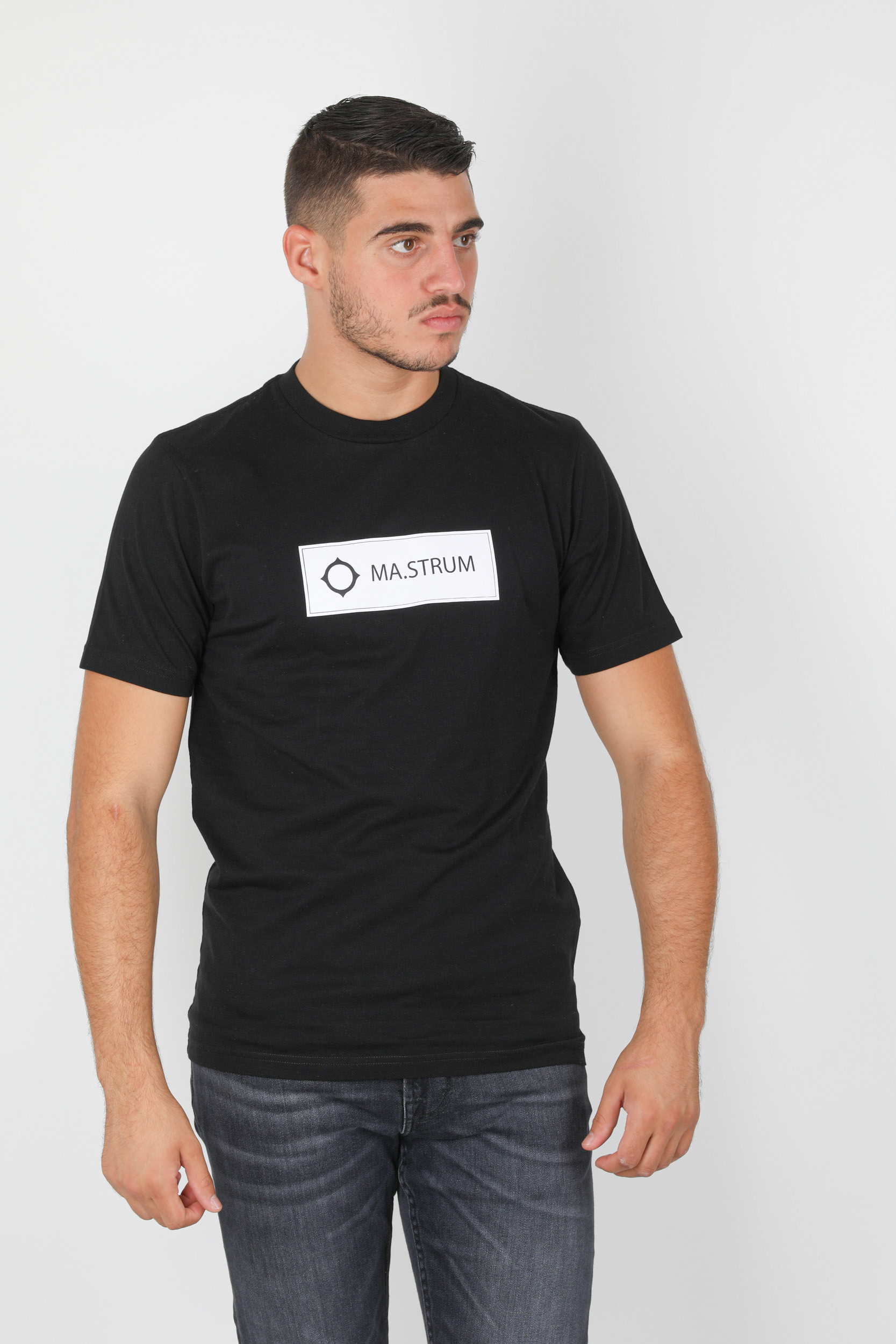 T-SHIRT MASTRUM NOIR 8334-M000