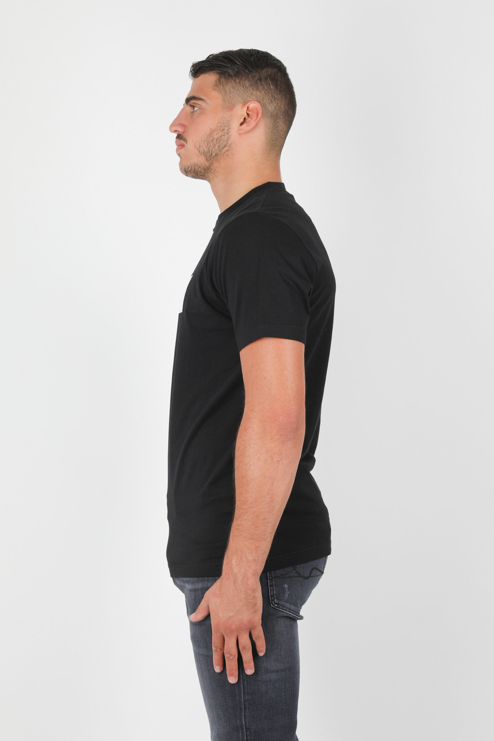 T-SHIRT MASTRUM NOIR 8334-M000