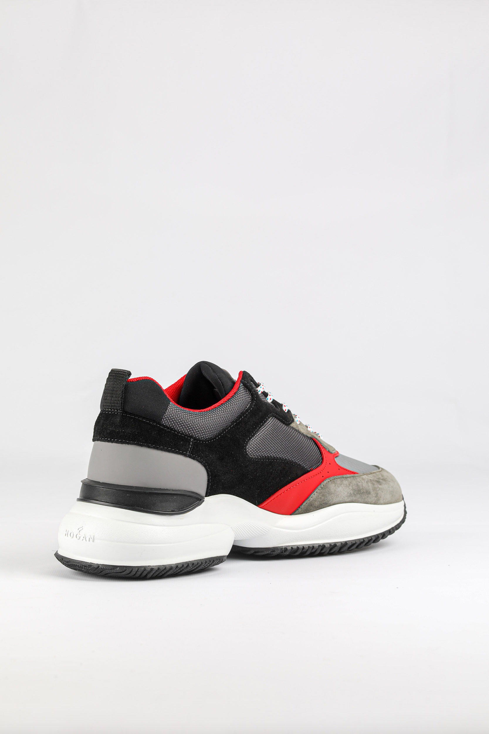 BASKETS HOGAN NOIR ET ROUGES HXM5450-G8410
